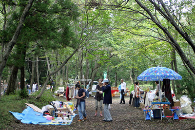 秋の森の露天市